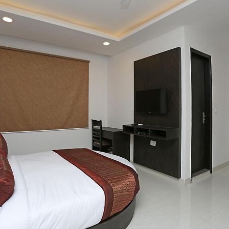 Hotel O M Suites Neu-Delhi Exterior foto