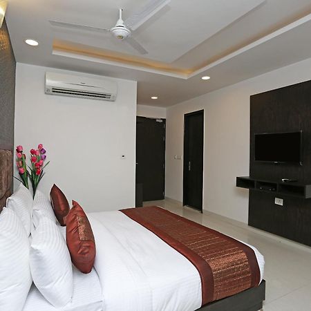 Hotel O M Suites Neu-Delhi Exterior foto