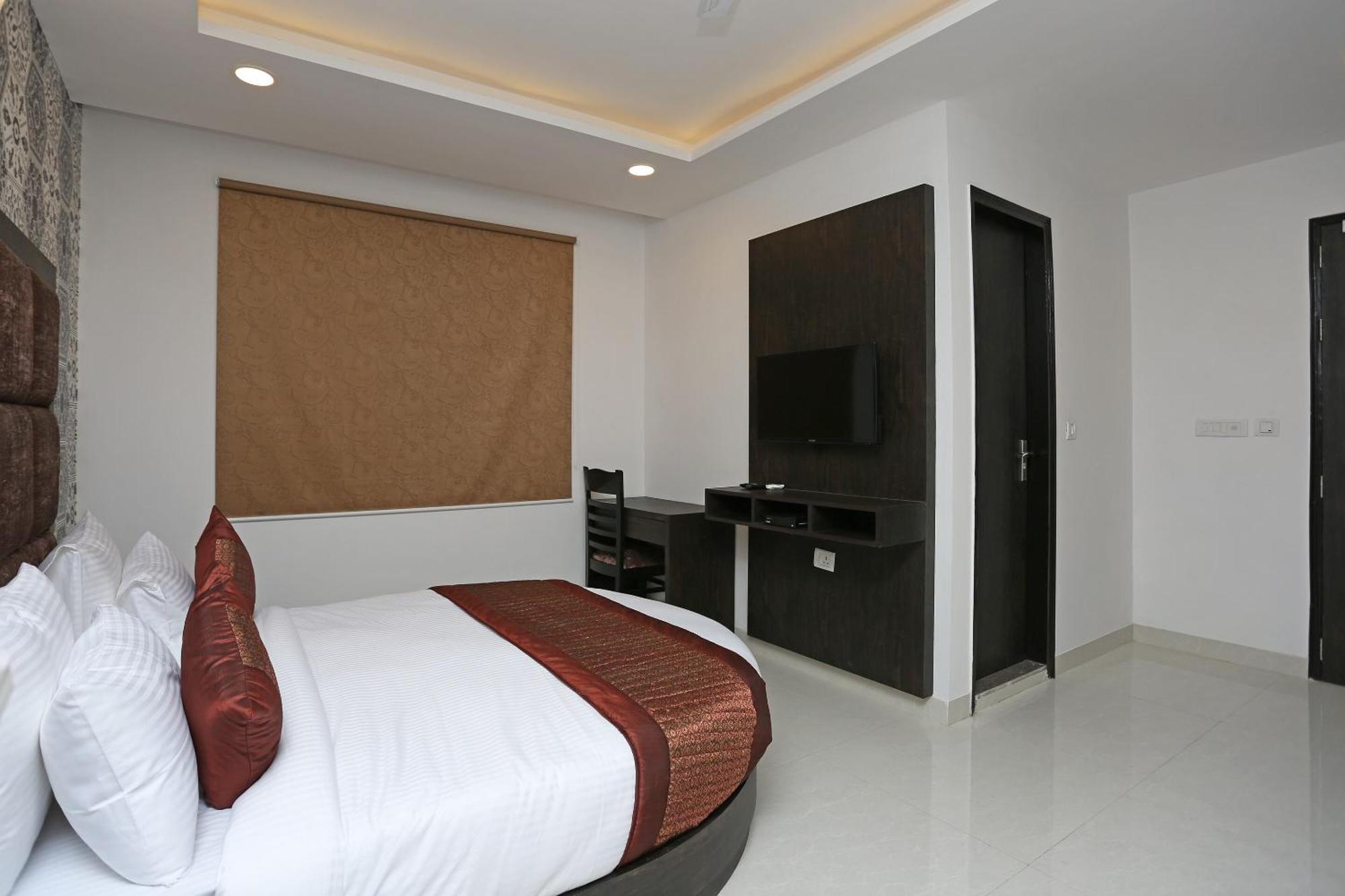Hotel O M Suites Neu-Delhi Exterior foto
