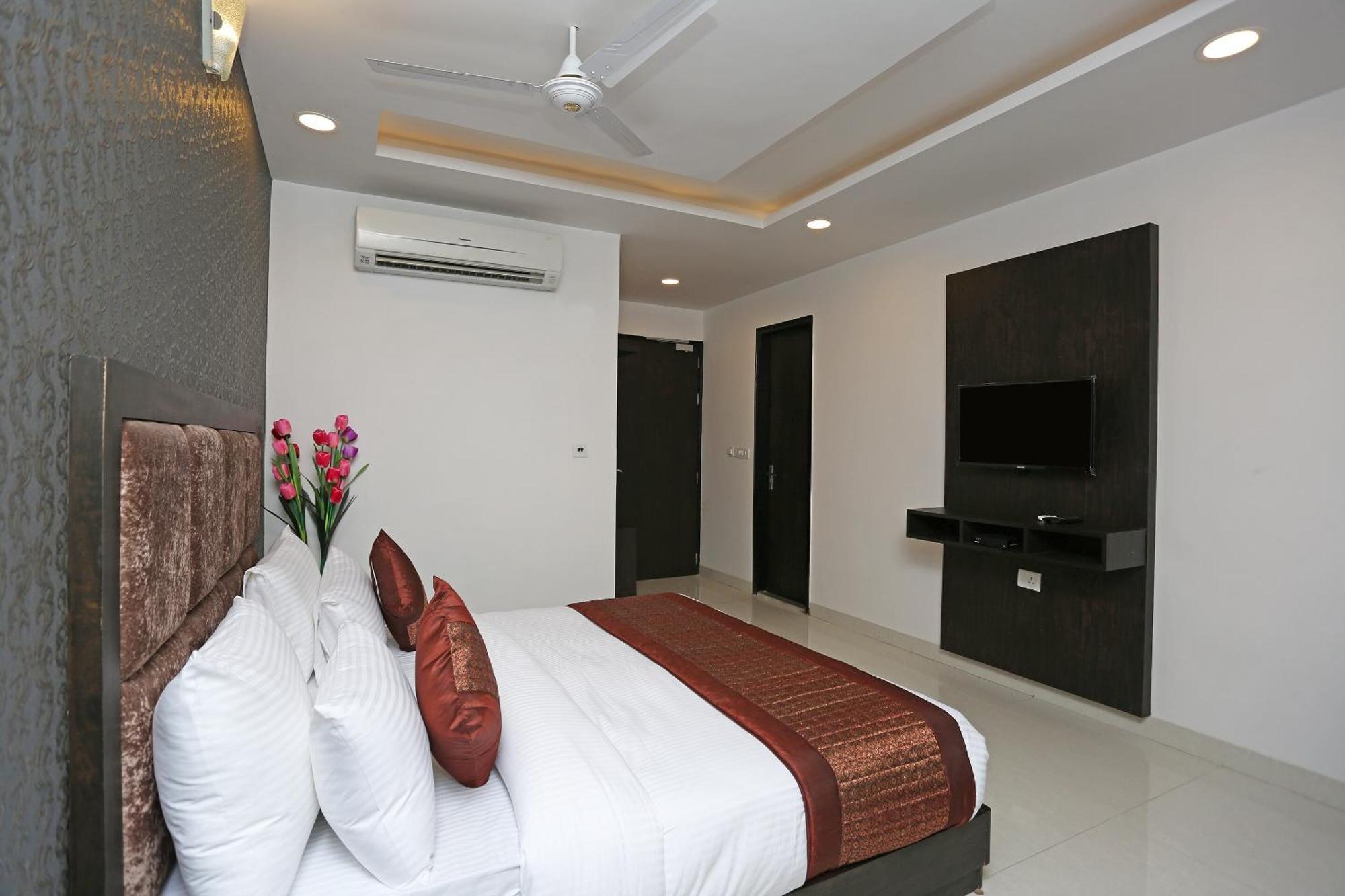 Hotel O M Suites Neu-Delhi Exterior foto