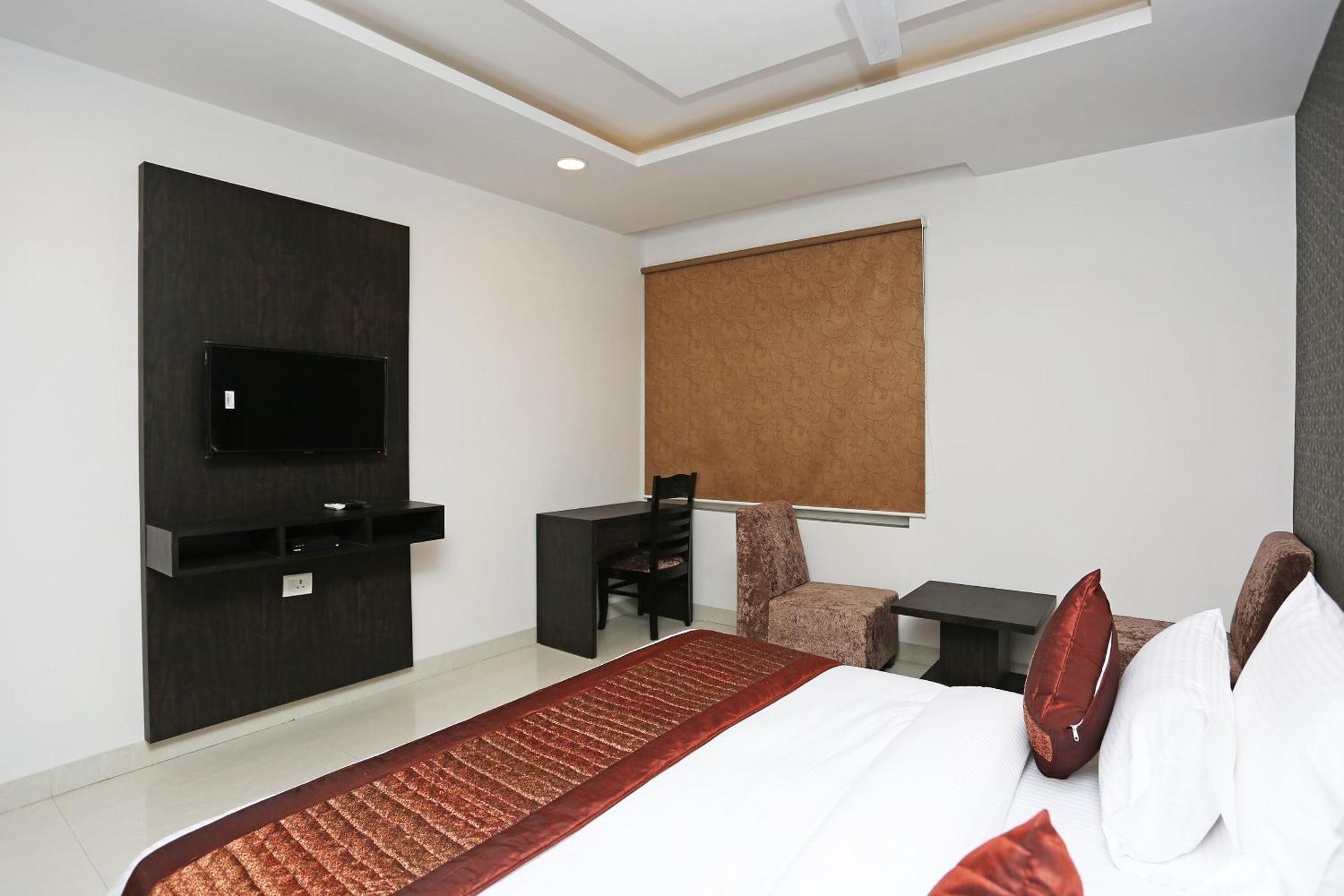 Hotel O M Suites Neu-Delhi Exterior foto