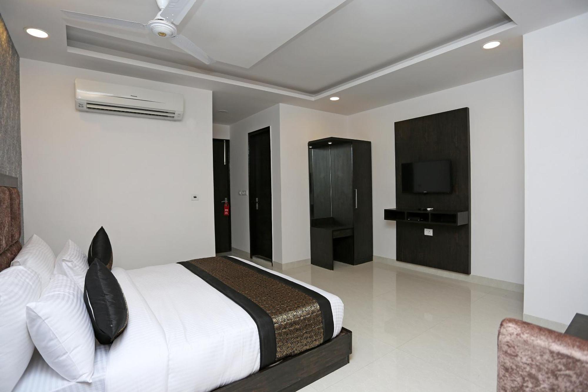 Hotel O M Suites Neu-Delhi Exterior foto