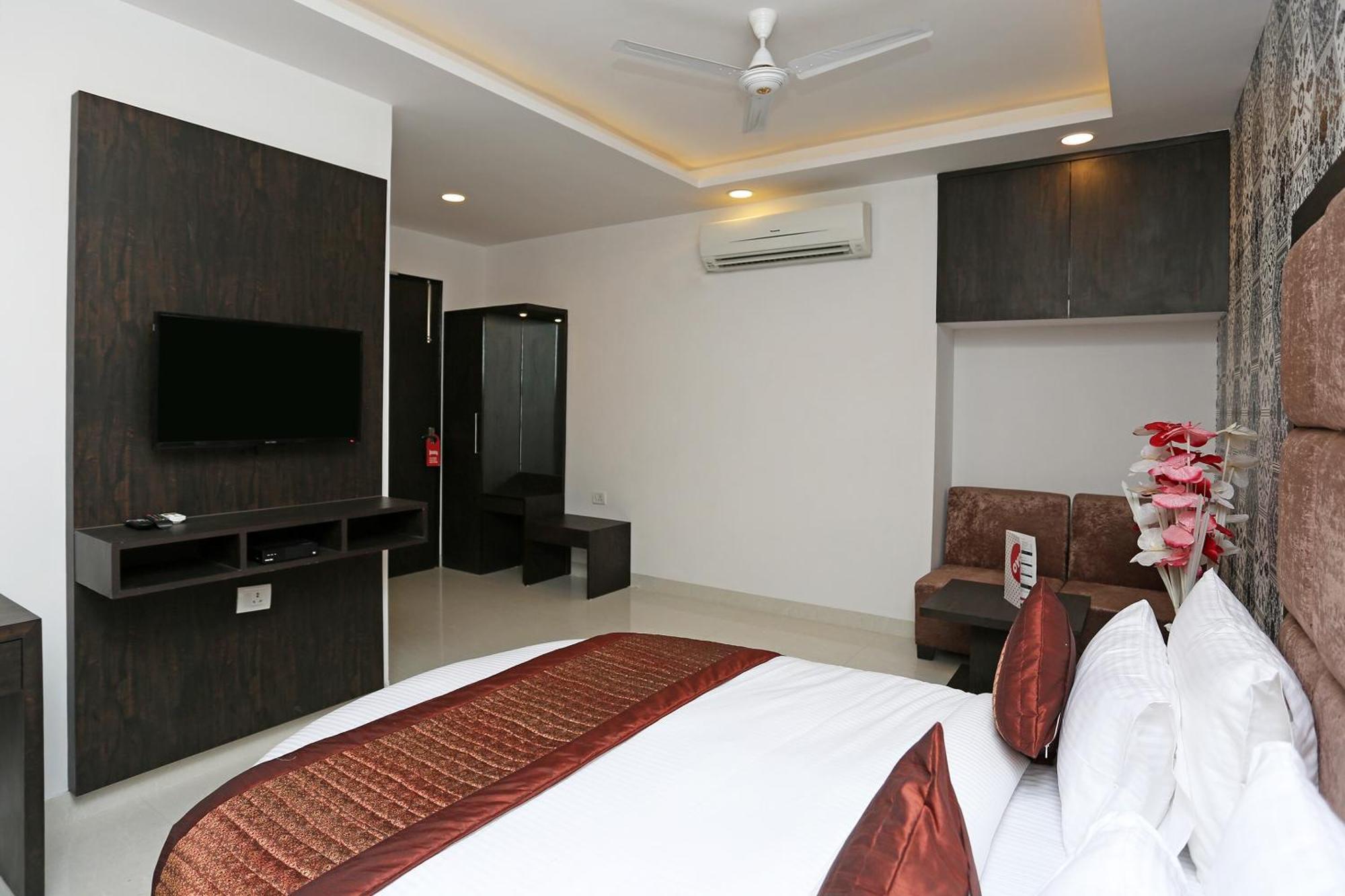 Hotel O M Suites Neu-Delhi Exterior foto